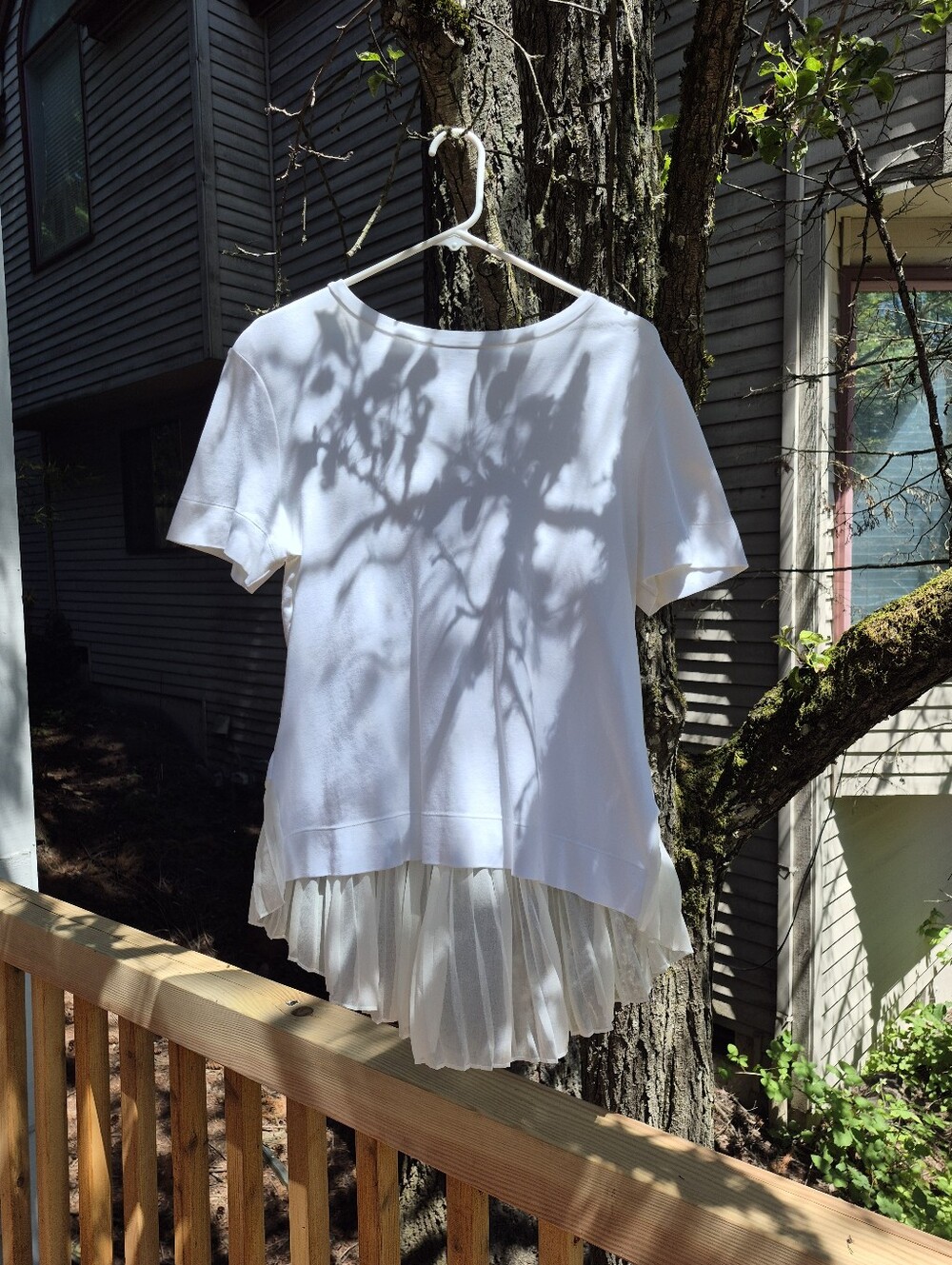 Women's White Pleated Hem Short Sleeve Top, EUC